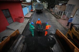 Wilson Lima e David Almeida vistoriam trabalho que vai recuperar 70 ruas do bairro Redenção