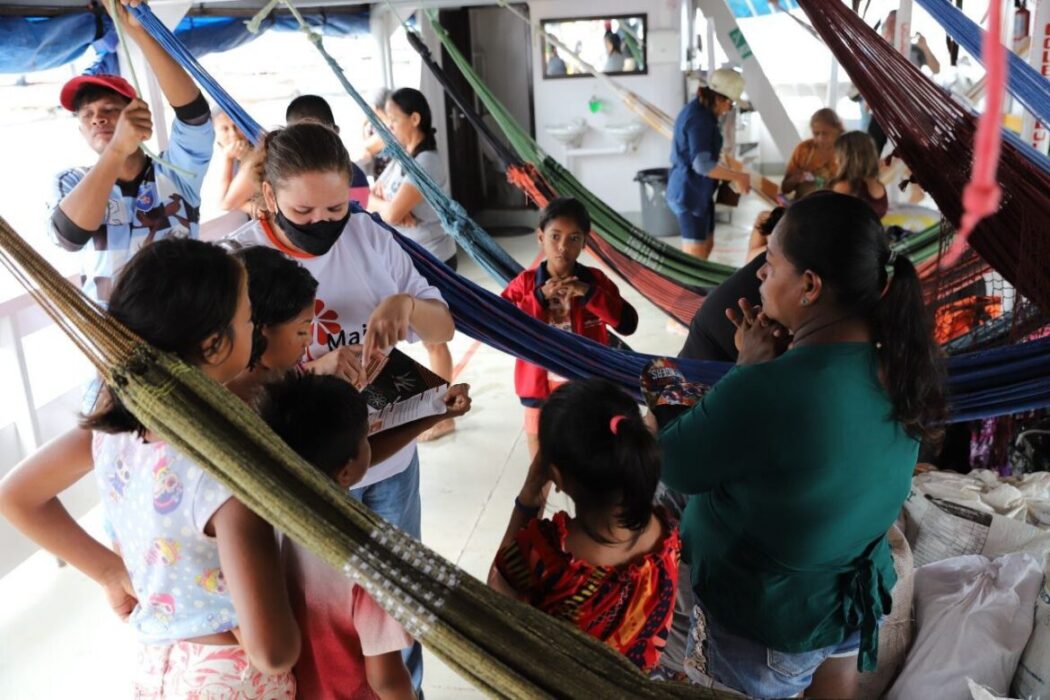 Seas orienta feirantes e clientes da Manaus Moderna a proteger crianças e adolescentes contra exploração sexual