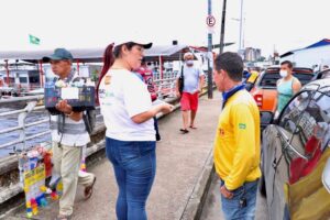 Seas orienta feirantes e clientes da Manaus Moderna a proteger crianças e adolescentes contra exploração sexual