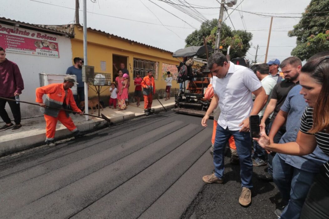 Wilson Lima vistoria asfaltamento de 22 ruas na comunidade Santa Tereza, uma das principais do bairro Santa Etelvina