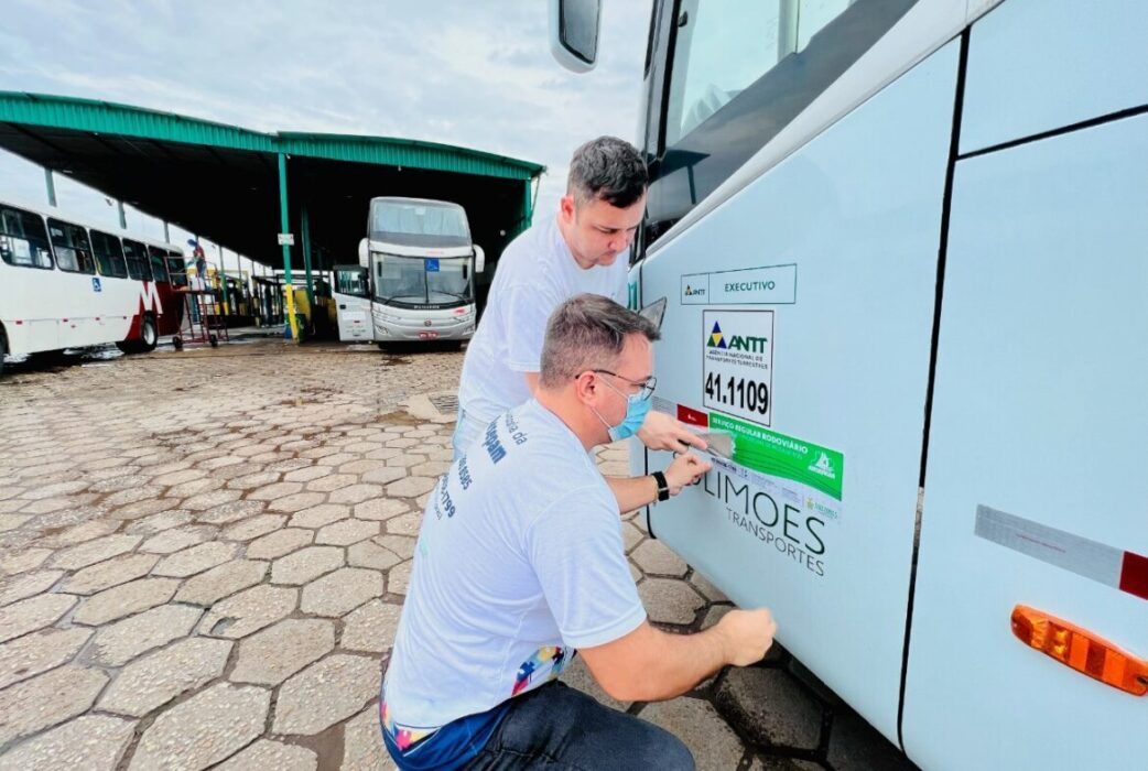 Ônibus da Eucatur recebem adesivos de segurança da Arsepam para operar no transporte intermunicipal