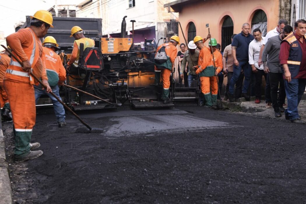 Prefeito David Almeida vistoria serviços de infraestrutura no bairro Compensa 3