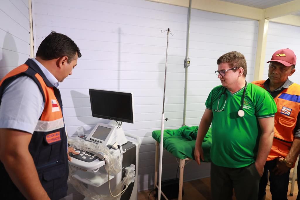 Em Anamã, Wilson Lima visita hospital flutuante instalado pelo Estado para atender população