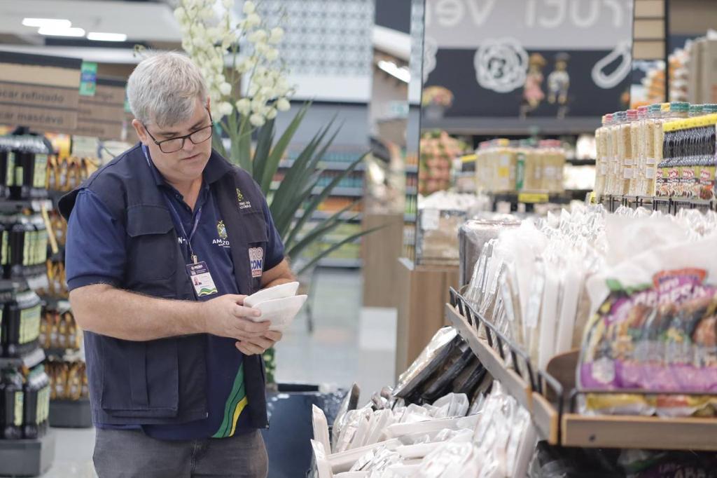 Procon-AM apreende mais de 30 Kg de alimentos e produtos de limpeza em supermercado na zona leste de Manaus