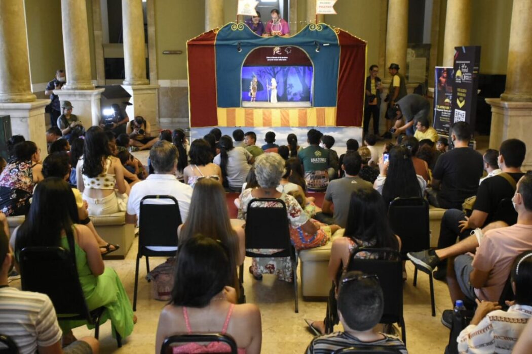 Teatro Amazonas recebe crianças da comunidade do Livramento