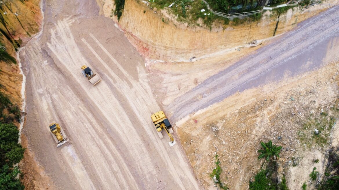 Obras de contenção de erosão no bairro Cidade de Deus seguem em ritmo acelerado