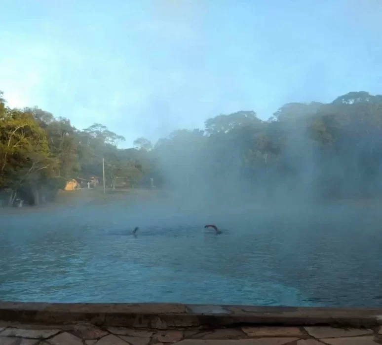 Banhistas nadam em piscina da Água Mineral no dia mais frio da história