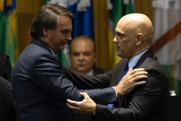 Evento com Bolsonaro e Moraes tem aperto de mão e aplausos