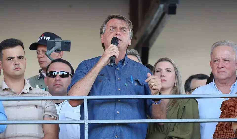 Bolsonaro vai sobrevoar áreas mais atingidas em Pernambuco, onde 84 pessoas morreram