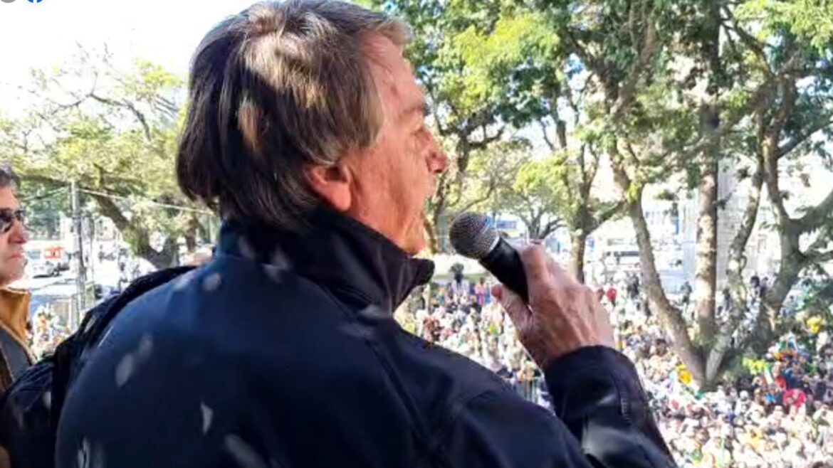 ‘Só Deus me tira daquela cadeira’, diz Bolsonaro na Marcha para Jesus