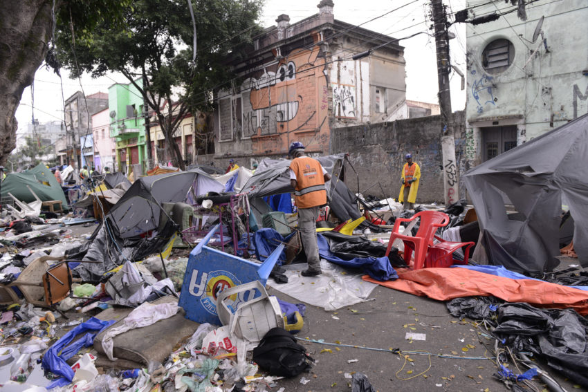 Polícia desmonta barracas, apreende drogas e dinheiro em operação na Cracolândia em SP