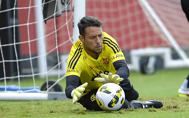 Diego Alves se revolta com declaração de Paulo Sousa e clima esquenta no Flamengo