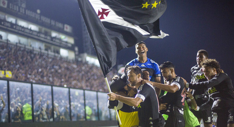 Esgotou! São Januário estará lotado para Vasco x Grêmio