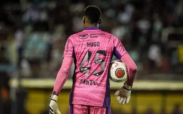 Sem opções, Paulo Sousa dá confiança e mantém Hugo Souza como titular no Flamengo