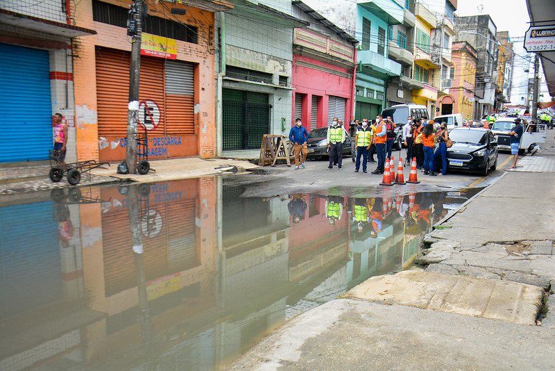 Cheia do Rio Negro começa a invadir Rua dos Barés, Manaus