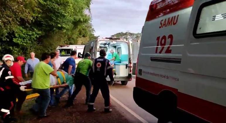 Acidente com ônibus deixa oito mortos em rodovia do Paraná