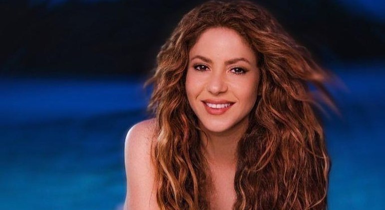 A Justiça espanhola rejeitou o recurso interposto pela cantora Shakira para que seja arquivada a ação por suposta fraude fiscal de 14,5 milhões de euros (cerca de 74,25 milhões de reais) e deixou a colombiana ainda mais perto de um julgamento. Shakira alegou que durante os exercícios fiscais reclamados, ela morava nas Bahamas e não na Espanha. No entanto, para o Tribunal Provincial de Barcelona "com os dados disponíveis sobre seu trabalho cabe considerar que a recorrente era residente habitual na Espanha", segundo o despacho publicado nesta quinta-feira (26). A promotoria atribui à cantora seis delitos de fraude fiscal pela falta de pagamentos no valor de 14,5 milhões de euros em impostos de renda e sobre seu patrimônio nos anos de 2012, 2013 e 2014. De acordo com sua versão, Shakira vivia na Espanha desde 2011, quando seu relacionamento com o jogador do FC Barcelona, Gerard Piqué, foi tornado público, mas ela manteve sua residência fiscal nas Bahamas até 2015. Atualmente a cantora de 45 anos, com dezenas de milhões de discos vendidos, vive nos arredores de Barcelona com o companheiro e os dois filhos, Milan e Sasha, nascidos em 2013 e 2015.