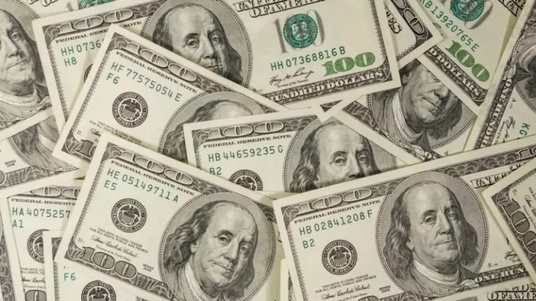 Dólar cai para R$ 5,76 e fecha no menor nível desde novembro