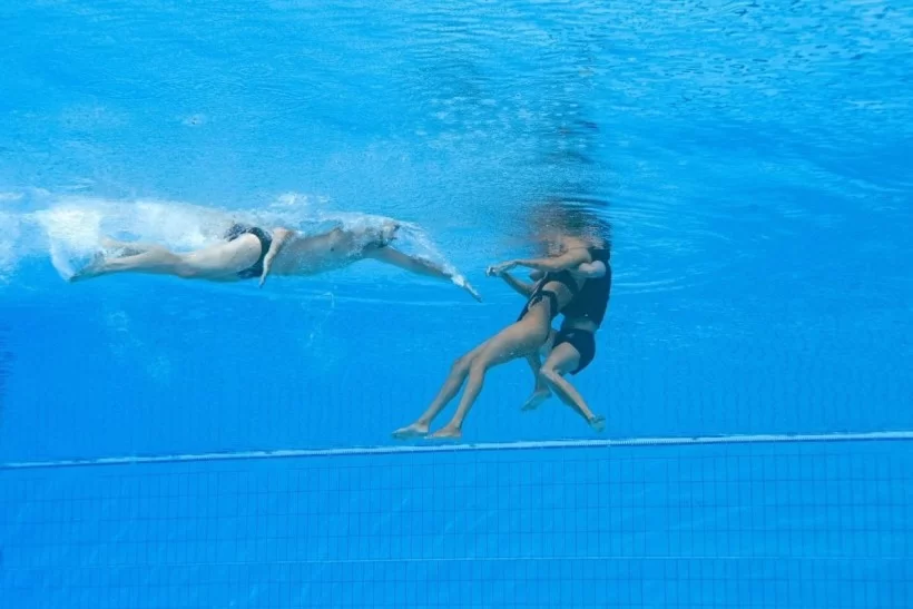 Americana perde consciência na piscina e é resgatada por técnica no Mundial