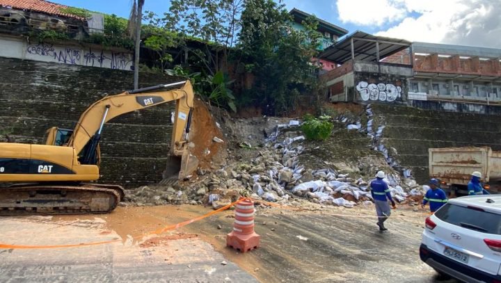 Ageman notifica Águas de Manaus após vazamento de adutora no bairro Santo Antônio