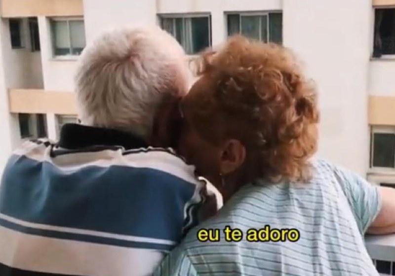 Idosos com Alzheimer fazem juras de amor na varanda e encantam as redes