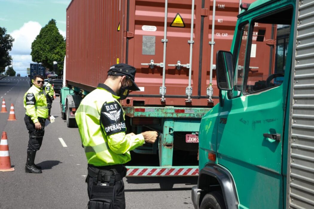 Prefeitura fiscaliza veículos pesados na zona Sul de Manaus