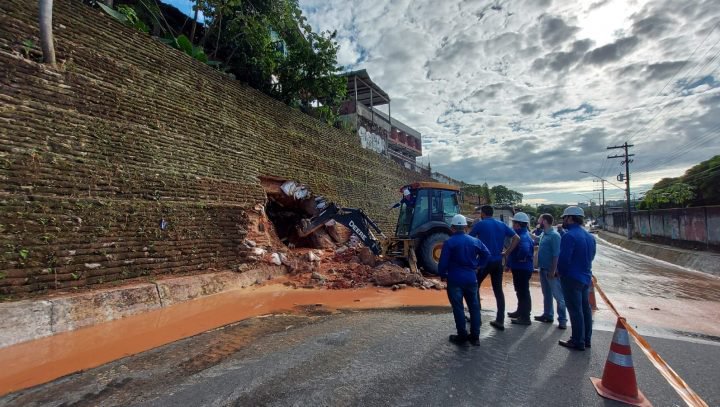 Ageman acompanha serviços de correção de vazamento de adutora no Santo Antônio