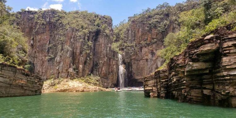 Duas pessoas morrem em acidente com barco no lago de Furnas, em Capitólio