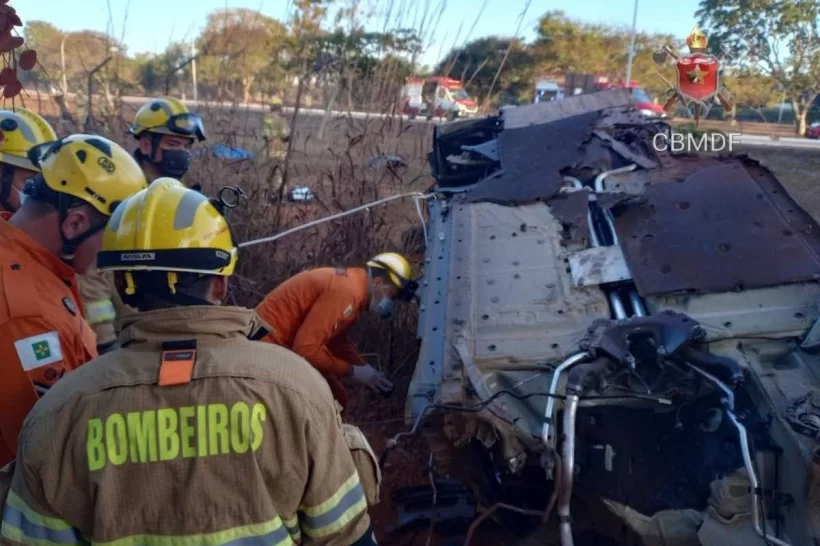 Uma pessoa morre e duas ficam gravemente feridas em capotamento