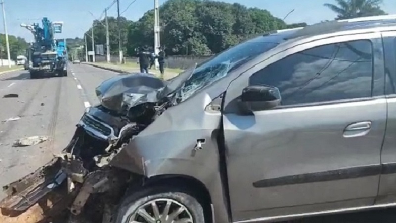 Colisão com caminhão deixa motorista ferido na avenida do Turismo