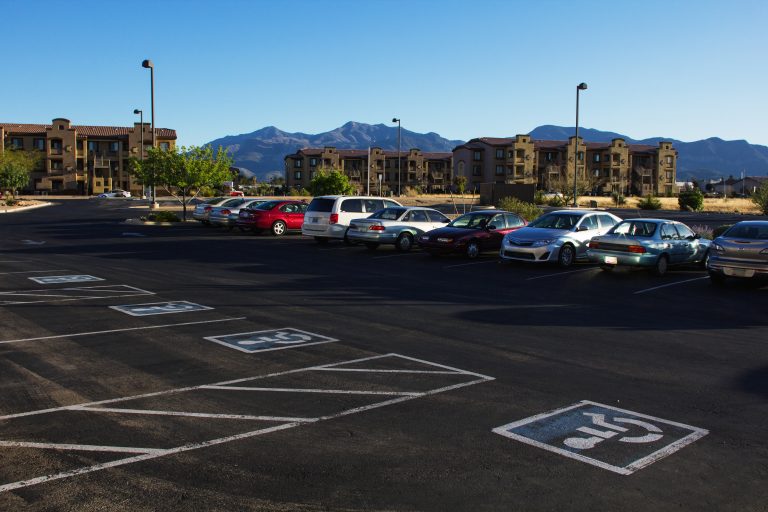 Projeto prevê reserva de vaga de estacionamento para pessoas com Transtorno do Espectro Autista