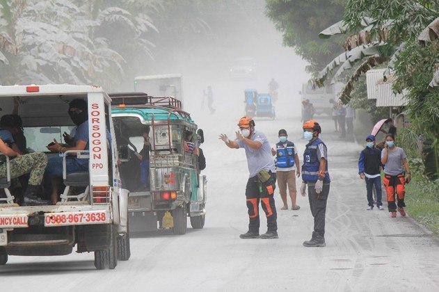 Erupção nas Filipinas deixa cidade tomada por cinzas vulcânicas