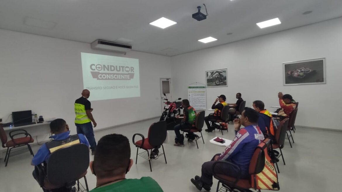 Prefeitura promove curso de aperfeiçoamento aos mototaxistas de Manaus