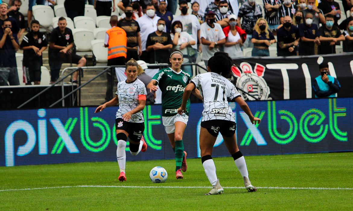 Palmeiras e Corinthians duelam pela liderança do Brasileiro Feminino