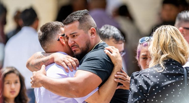 Uma semana após massacre em escola, Uvalde começa a enterrar suas crianças