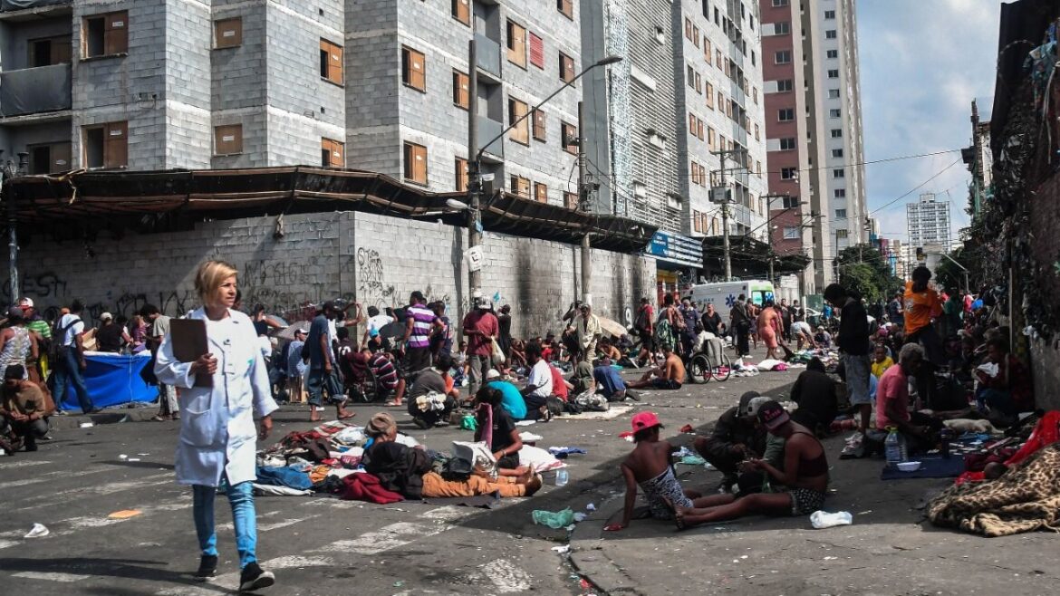 Homem morre na região da cracolândia após briga entre usuários, diz polícia