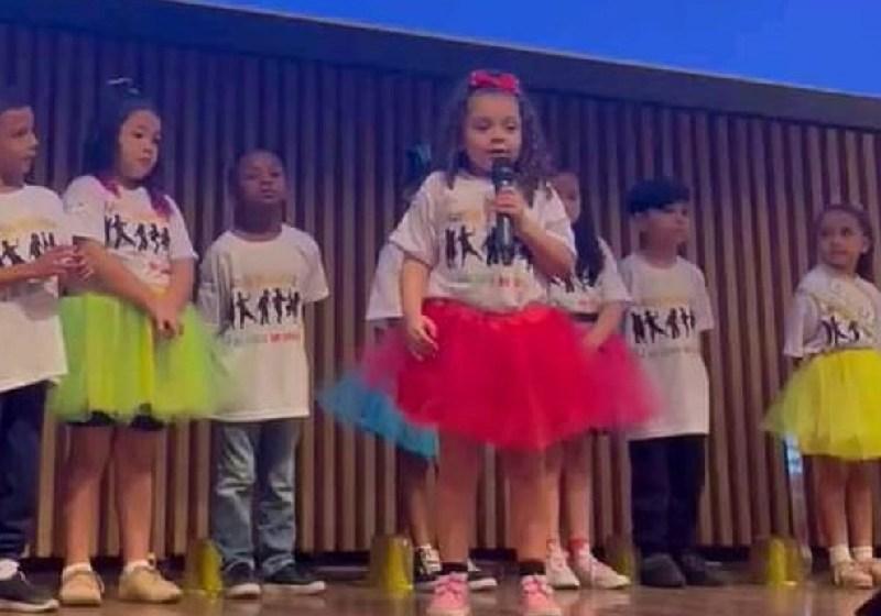 A menina de 5 anos canta música infantil como ópera e viraliza