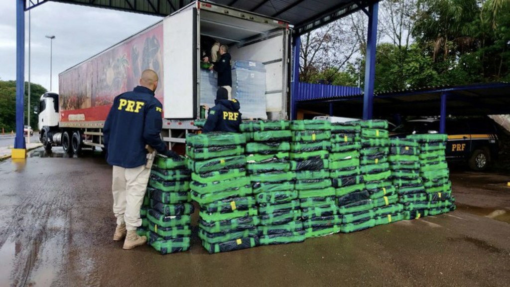 Maconha escondida em caminhão de frango é apreendida pela PRF