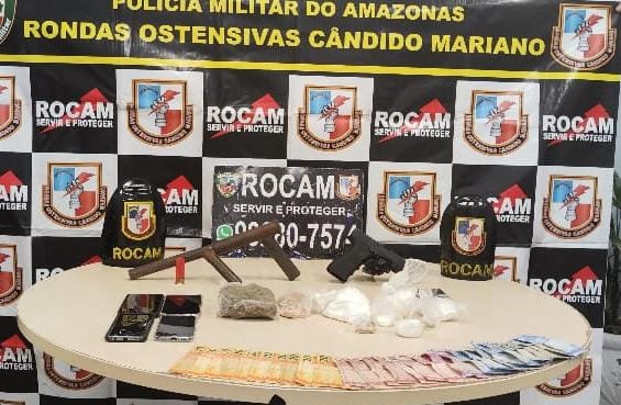 Dupla é presa com arma, drogas e motos roubadas na zona Leste