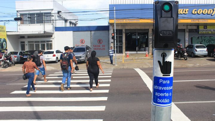 Prefeitura instala semáforo para travessia de pedestres na entrada do T1