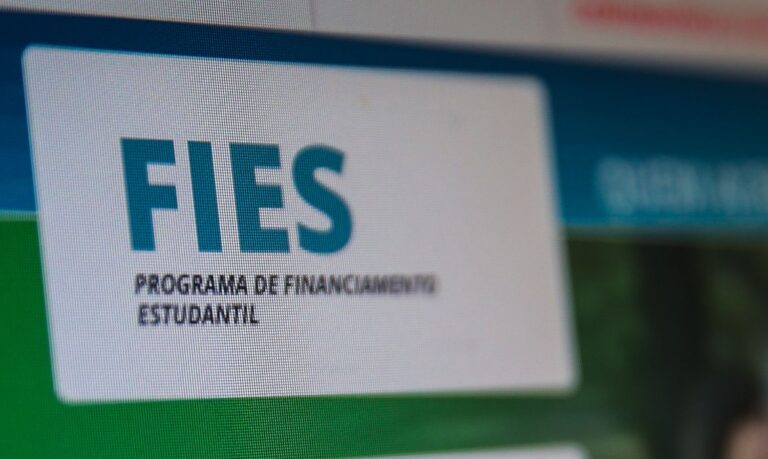 Fies oferecerá 112 mil vagas em 2025, com financiamento total de R$ 774 milhões