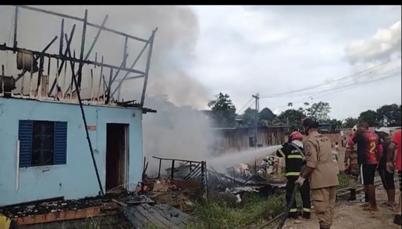 Incêndio destrói casas em comunidade na zona Norte