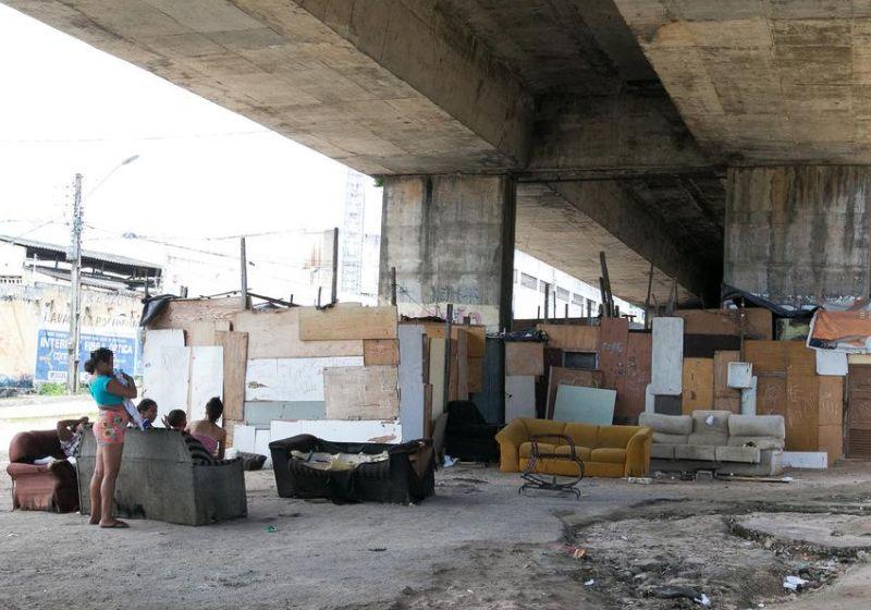 Voluntários ajudam 200 pessoas que vivem embaixo de viaduto: “a fome dói