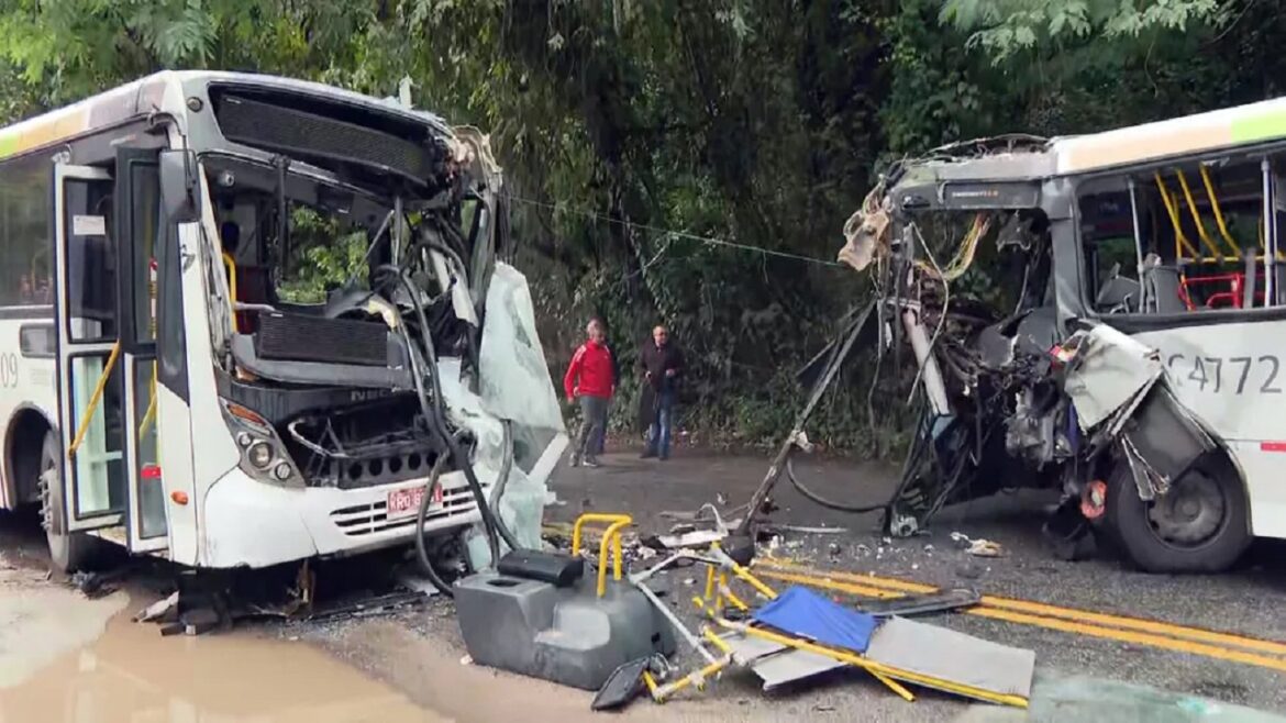 Ônibus batem de frente e 13 pessoas ficam feridas na zona Oeste