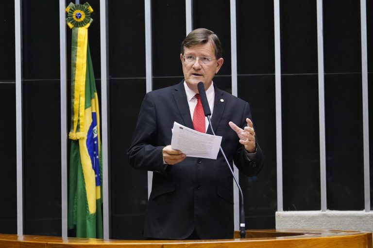 O Projeto de Decreto Legislativo (PDL) 112/22 susta os efeitos do Decreto 11.052/22, que reduziu de 6% para zero a alíquota do Imposto sobre Produtos Industrializados (IPI) sobre xaropes concentrados de refrigerantes e outras bebidas adoçadas. O texto está em análise na Câmara dos Deputados. “O decreto é um ataque à Zona Franca de Manaus e ao Polo de Concentrados, que gera cerca de 5 mil empregos”, afirmou o autor da proposta, deputado José Ricardo (PT-AM). “Agora, as empresas não terão mais nenhuma vantagem por estarem em Manaus e poderão se instalar em outros estados ou países”, disse. Segundo o governo, o decreto promoveu ajustes na cobrança do IPI sobre a cadeia de produção de refrigerantes, a fim de gerar um aumento de arrecadação estimado em mais de R$ 250 milhões somente neste ano. Tramitação O projeto será analisado pelas comissões de Finanças e Tributação; e de Constituição e Justiça e de Cidadania. Depois seguirá para o Plenário. Saiba mais sobre a tramitação de projetos de decreto legislativo Reportagem – Ralph Machado Edição – Natalia Doederlein Fonte: Agência Câmara de Notícias