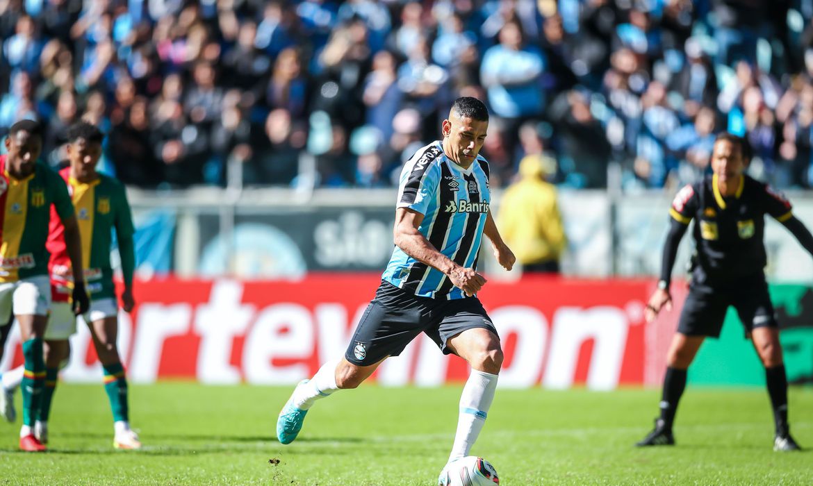 Com Diego Souza artilheiro, Grêmio derrota Sampaio Corrêa