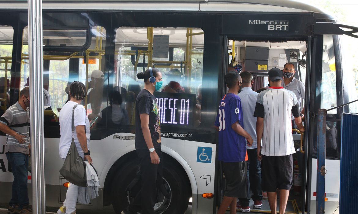 Gasolina mais cara faz pessoas trocarem carro por ônibus, prova estudo