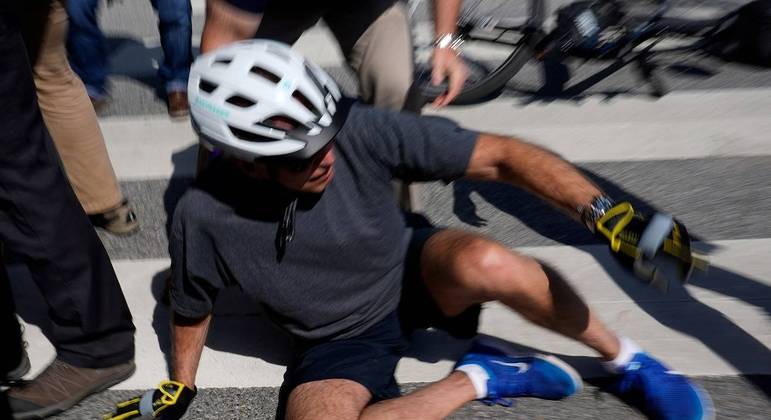 Joe Biden cai durante um passeio de bicicleta, mas não se machuca