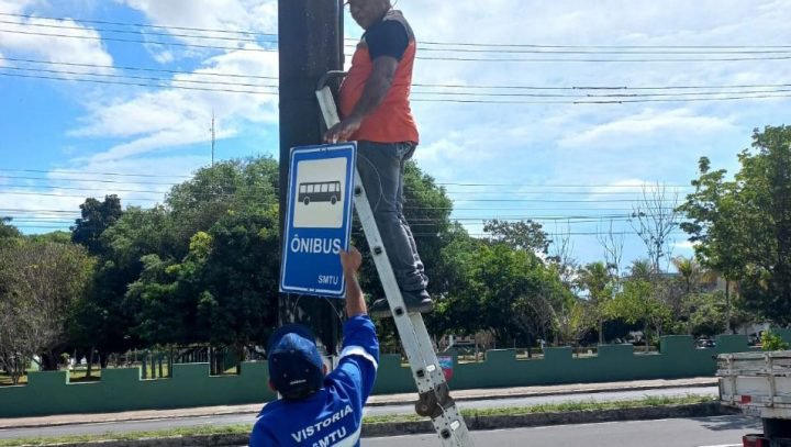 Prefeitura instala 110 placas de sinalização de paradas em Manaus