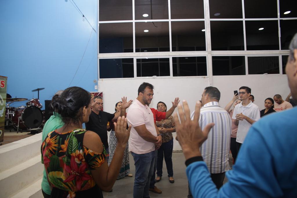 Em noite de gratidão e bênçãos, Dr Mike explica que sua missão é ajudar as pessoas